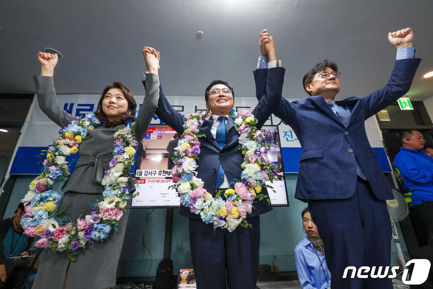 더불어민주당 진교훈 강서구청장 보궐선거 후보&#40;가운데&#41;가 11일 오후 강서구 마곡동 캠프사무실에서 당선이 확실시 되자 배우자 박은지 씨&#40;왼쪽&#41;, 홍익표 원내대표와 기뻐하고 있다. &#40;공동취재&#41; 2023.10.12/뉴스1 ⓒ News1 김진환 기자