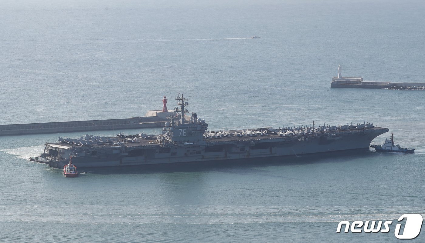 본문 이미지 - 12일 오전 미국 핵추진 항공모함 로널드 레이건함&#40;CVN-76&#41;이 부산 남구 해군작전사령부 부산작전기지에 입항하고 있다. 2023.10.12/뉴스1 ⓒ News1 윤일지 기자