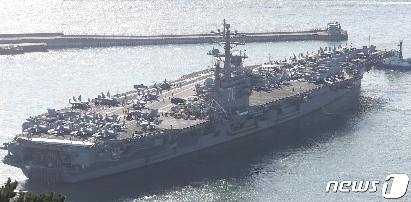 본문 이미지 - 12일 오전 미국 핵추진 항공모함 로널드 레이건함&#40;CVN-76&#41;이 부산 남구 해군작전사령부 부산작전기지에 입항하고 있다. 2023.10.12/뉴스1 ⓒ News1 윤일지 기자