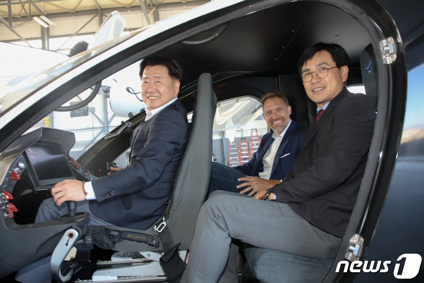 본문 이미지 -   오영훈 제주도지사와 조벤 비버트 조비 창립자 겸 대표, 신용식 SKT 부사장이 10일(현지시간) 미국 캘리포니아주 조비 생산공장에서 조비가 개발한 UAM 기체 S4에 시승하고 있다.(제주도청 제공)/뉴스1  