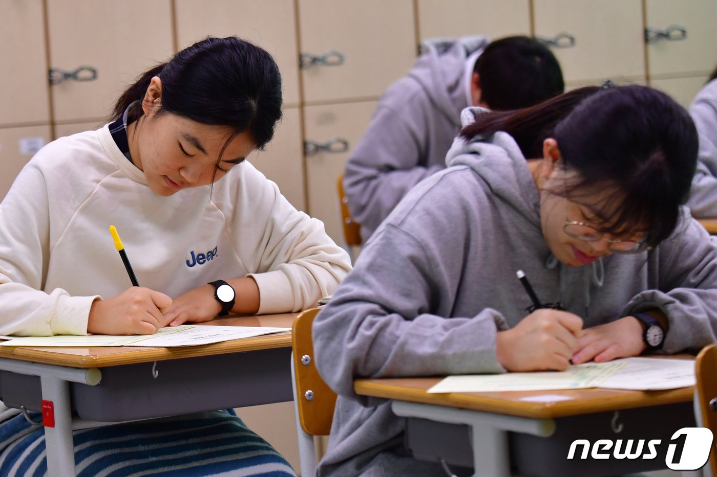 본문 이미지 - 2024학년도 대학수학능력시험을 35일 앞두고 수능 전 마지막 모의고사인 10월 전국연합학력평가가 치러진 12일 오전 경북 포항 영일고등학교에서 고3 학생들이 1교시 국어 영역 시험에 집중하고 있다. 2023.10.12/뉴스1 ⓒ News1 최창호 기자