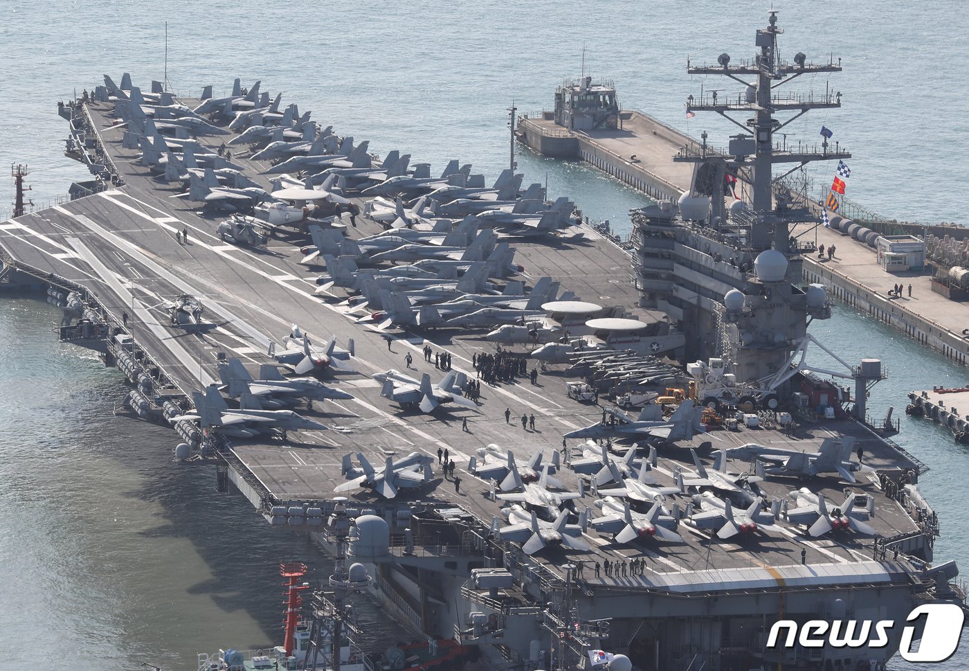 본문 이미지 - 12일 오전 미국 핵추진 항공모함 로널드 레이건함&#40;CVN-76&#41;이 부산 남구 해군작전사령부 부산작전기지에 입항하고 있다. 2023.10.12/뉴스1 ⓒ News1 윤일지 기자