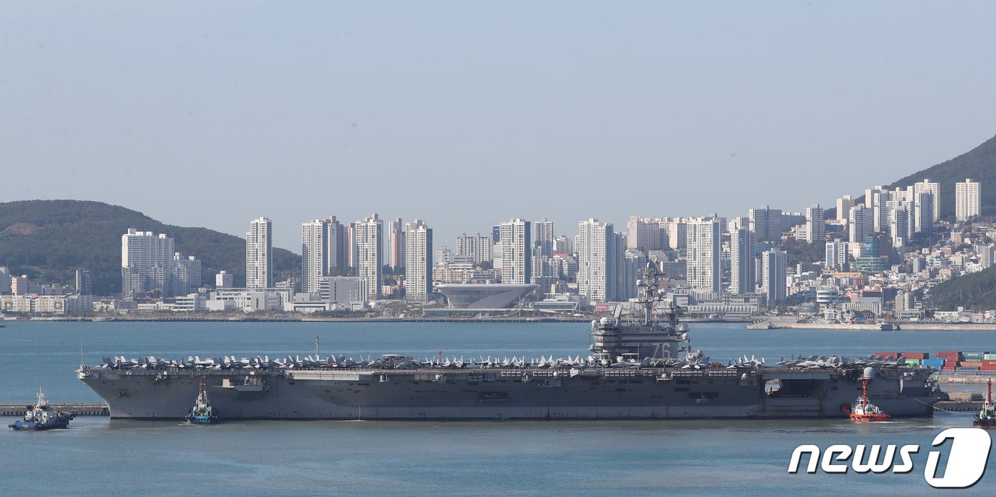 본문 이미지 - 12일 오전 미국 핵추진 항공모함 로널드 레이건함&#40;CVN-76&#41;이 부산 남구 해군작전사령부 부산작전기지에 입항하고 있다. 2023.10.12/뉴스1 ⓒ News1 윤일지 기자