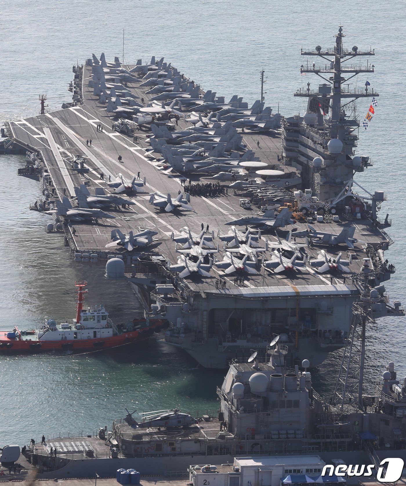 본문 이미지 - 12일 오전 미국 핵추진 항공모함 로널드 레이건함&#40;CVN-76&#41;이 부산 남구 해군작전사령부 부산작전기지에 입항하고 있다. 2023.10.12/뉴스1 ⓒ News1 윤일지 기자