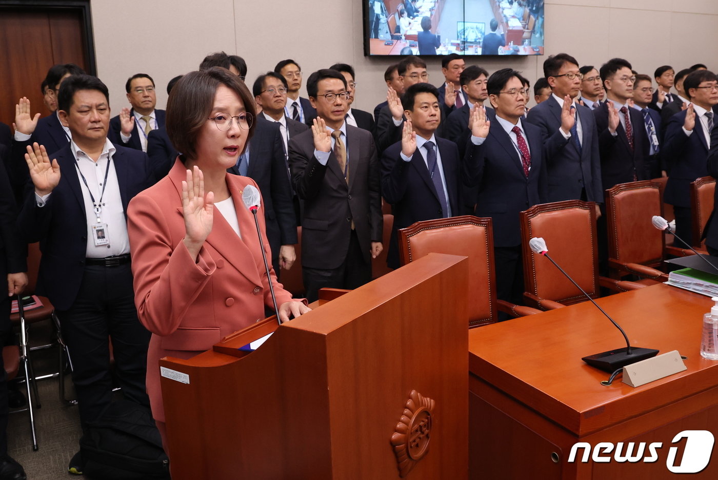 이영 중소벤처기업부 장관이 12일 서울 여의도 국회에서 열린 산업통상자원위원회의 중기부 등에 대한 국정감사에서 선서하고 있다. 2023.10.12/뉴스1 ⓒ News1 황기선 기자