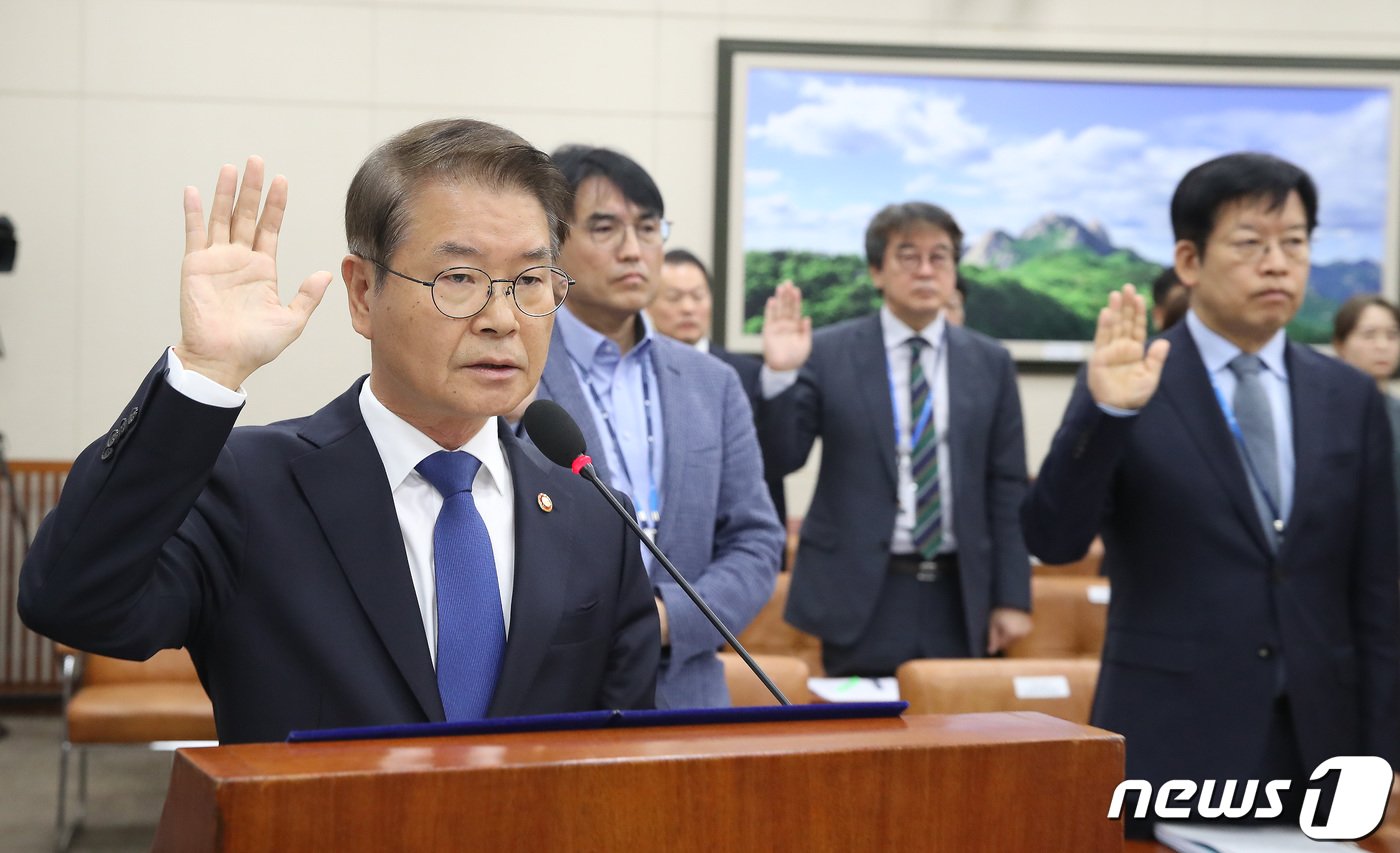 이정식 고용노동부 장관이 12일 오전 서울 여의도 국회에서 열린 환경노동위원회의 고용노동부에 대한 국정감사에서 증인선서를 하고 있다. 2023.10.12/뉴스1 ⓒ News1 임세영 기자