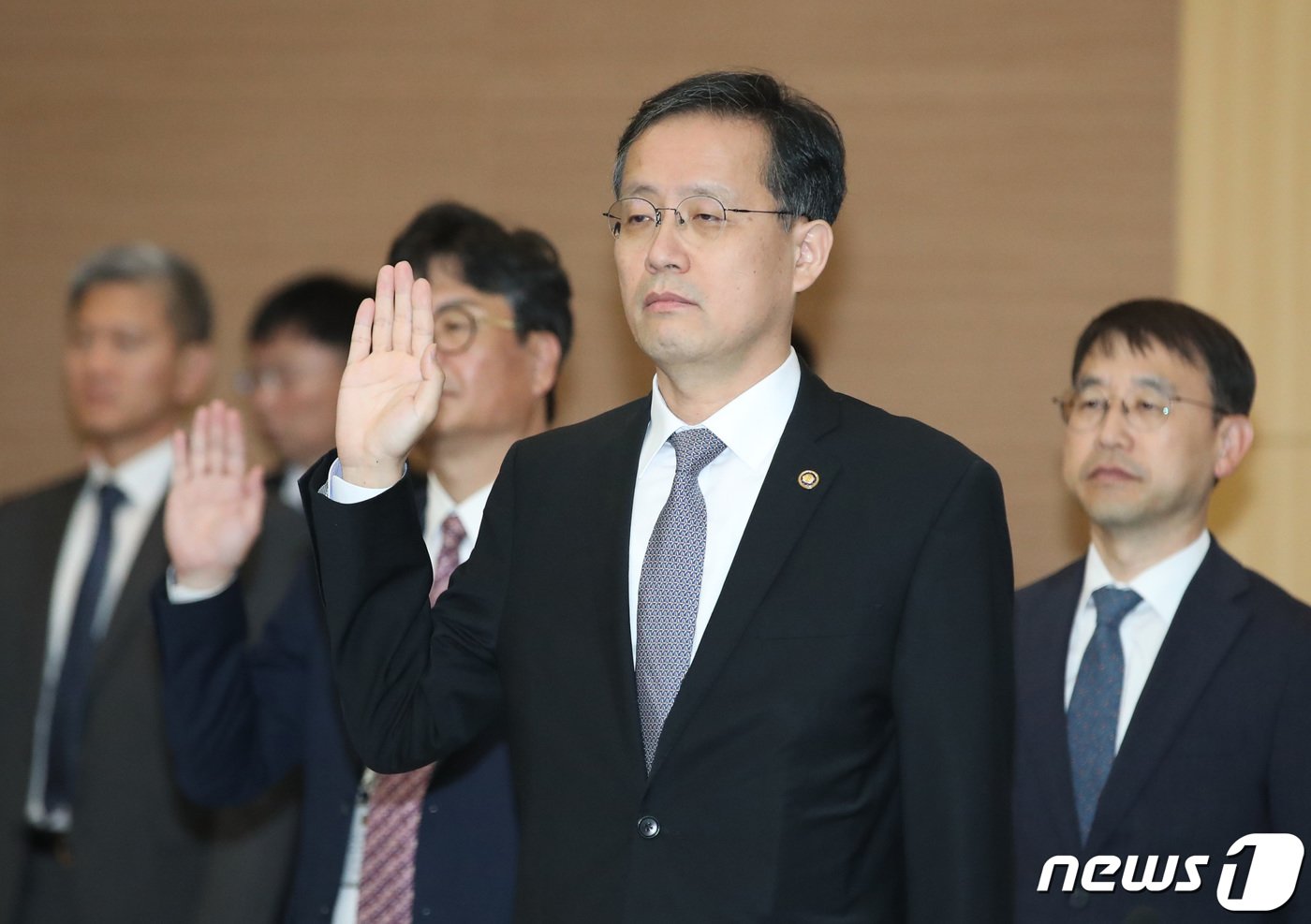 본문 이미지 - 이형일 통계청장이 12일 오전 정부대전청사에서 열린 국회 기획재정위원회의 관세청, 통계청, 조달청에 대한 국정감사에서 증인선서를 하고 있다. 2023.10.12/뉴스1 ⓒ News1 김기태 기자