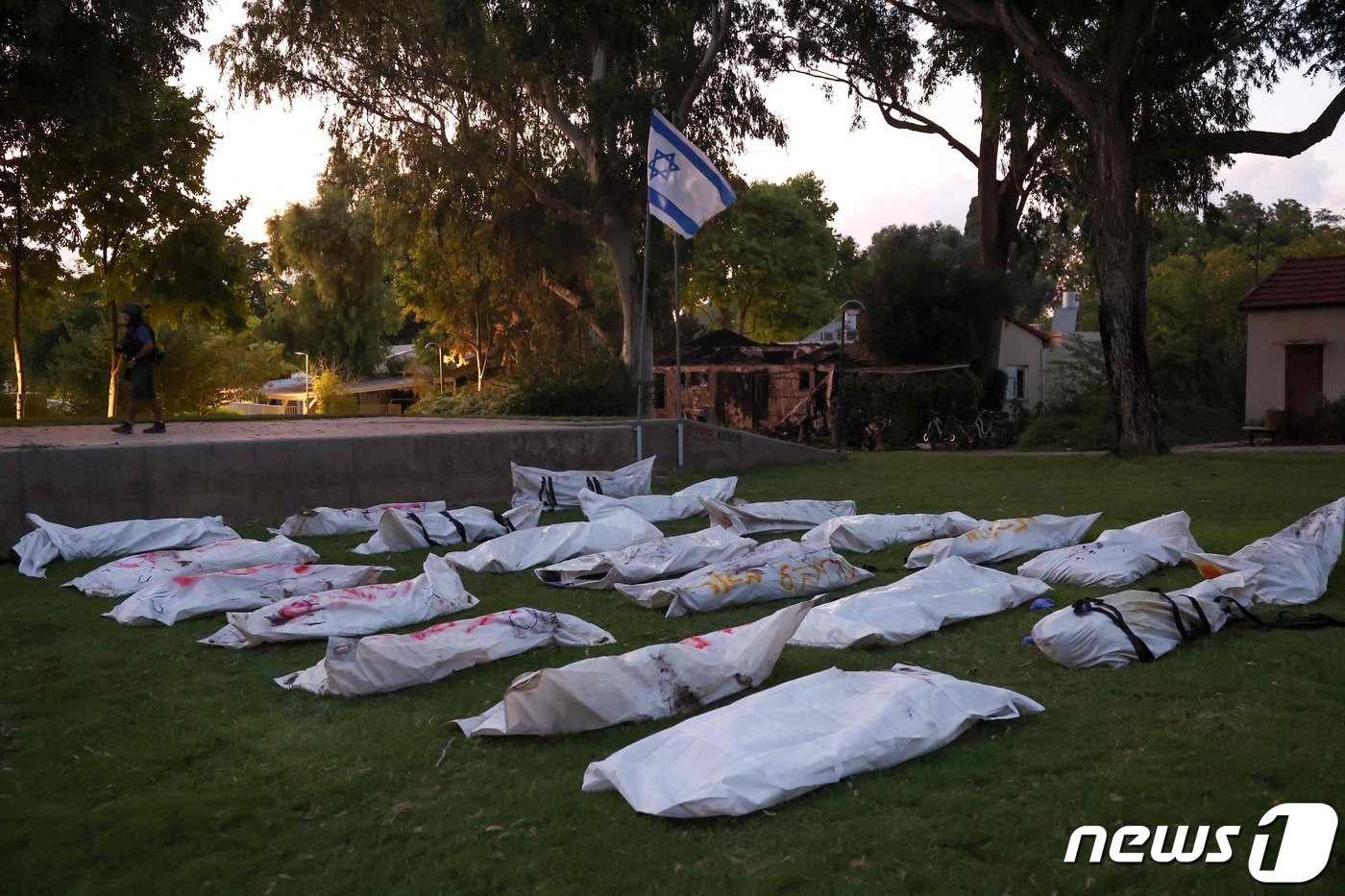 본문 이미지 - 11일(현지시간) 팔레스타인 무장 정파 하마스의 기습 공격을 받은 가자 인근의 비에리 키부츠에 숨진 주민의 시신이 흰 천으로 덮여 있다. 2023.10.12 ⓒ AFP=뉴스1 ⓒ News1 우동명 기자