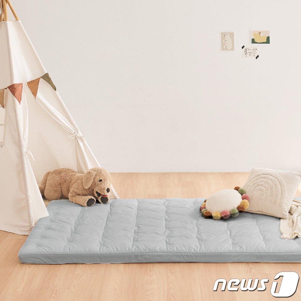 본문 이미지 -  신세계까사 까사미아 에어코일 매트리스 토퍼·베개(신세계까사 제공) 