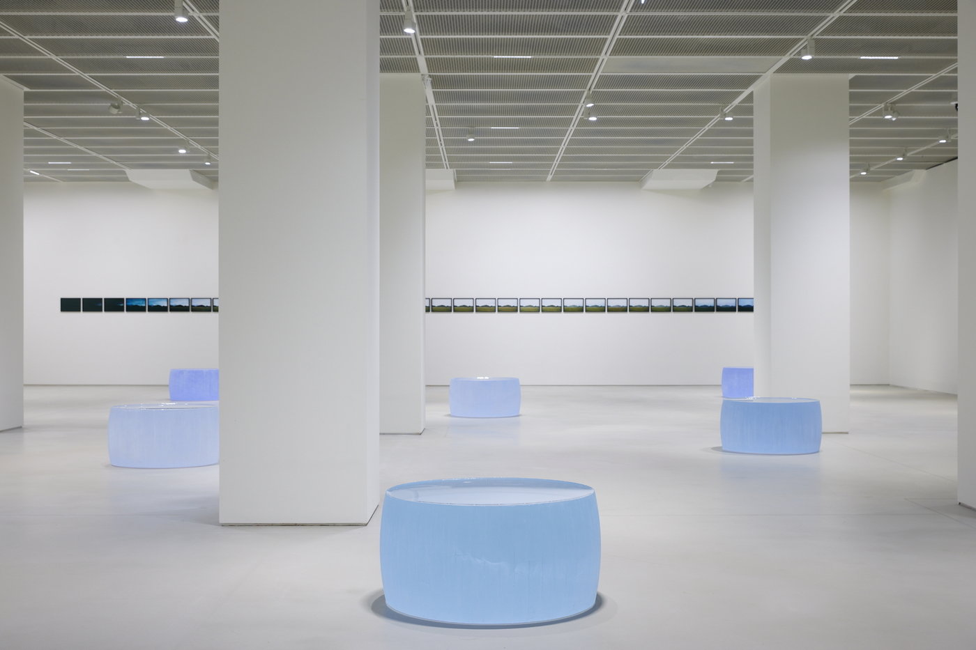 본문 이미지 - 로니 ȥ- 열 개의 액체 사건, 2010, 표면 가공하지 않은 유리 주물 10개, 45.7 x 86.4-91.4x86.4 cm