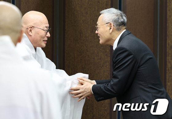 조계종 총무원장 만난 유인촌 문체부 장관