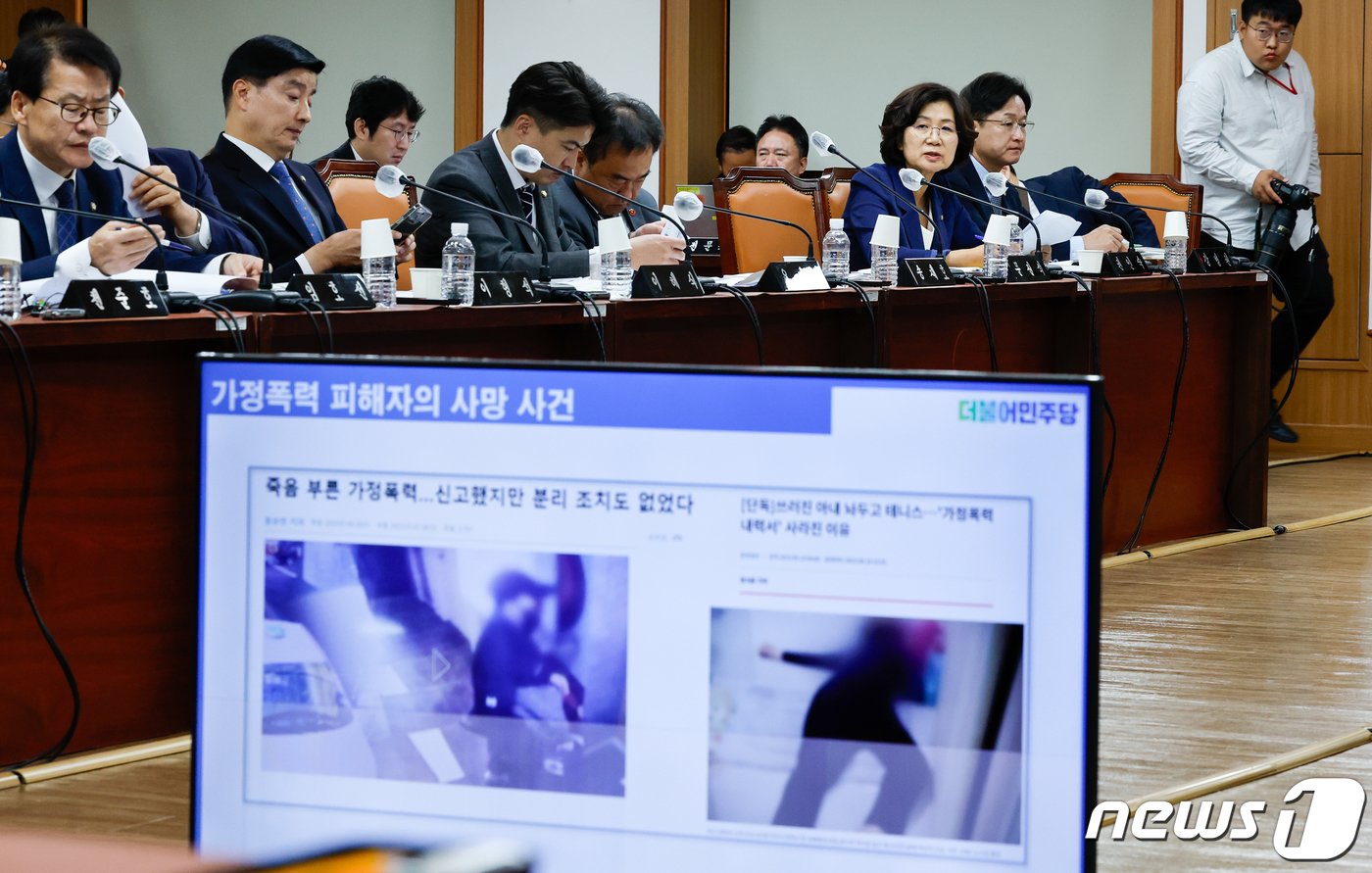 본문 이미지 - 권인숙 더불어민주당 의원이 12일 오전 서울 서대문구 경찰청에서 열린 국회 행정안전위원회의 경찰청·도로교통공단에 대한 국정감사에서 가정폭력 피해자 사망 사건 관련 윤희근 경찰청장에게 질의하고 있다. 2023.10.12/뉴스1 ⓒ News1 안은나 기자