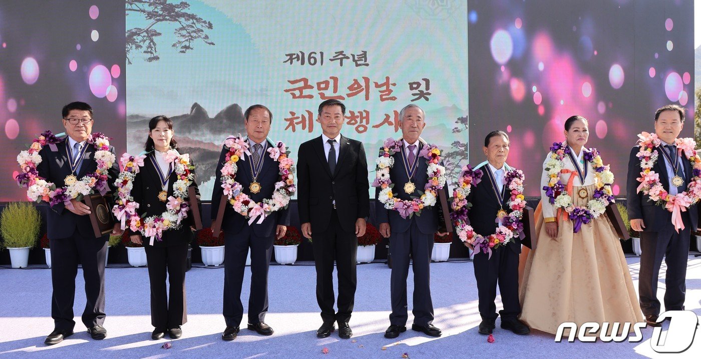 본문 이미지 - 12일 제61회 전북 진안군 군민의날과 군민화합체육대회가 용담면 체련공원에서 열린 가운데 전춘성 군수(왼쪽 네번째)가 군민의장을 수여하고 있다.(진안군제공)2023.10.12/뉴스1