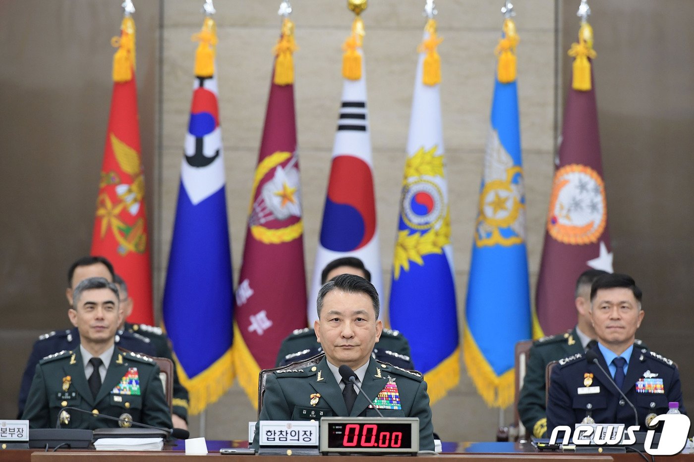 본문 이미지 - 김승겸 합동참모본부 의장이 12일 서울 용산구 합동참모본부 청사에서 열린 국회 국방위원회 합동참모본부 등에 대한 국정감사를 준비하고 있다. 2023.10.12/뉴스1 ⓒ News1 국회사진취재단