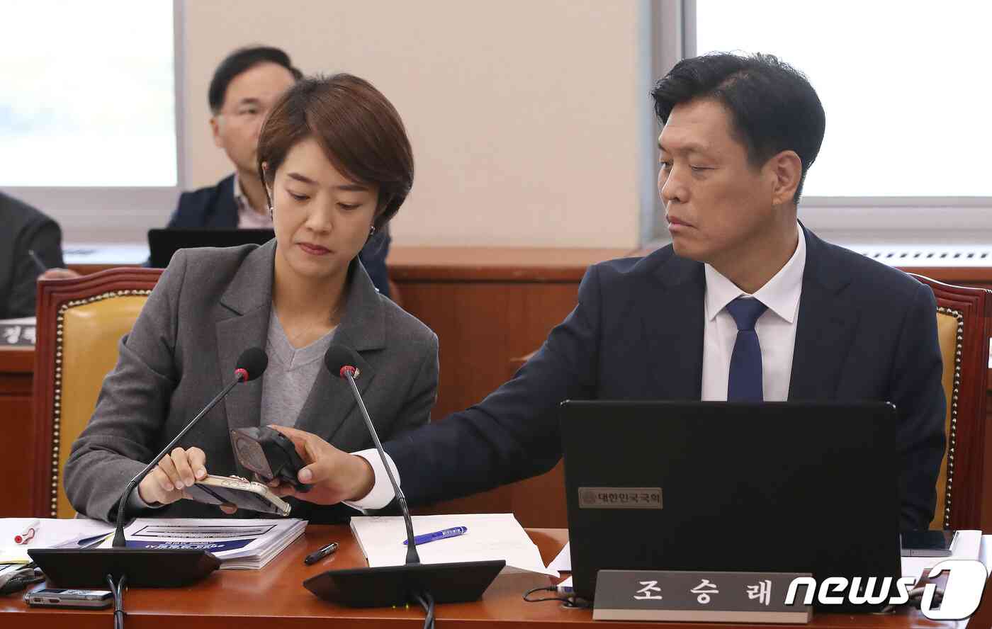 조승래 더불어민주당 간사와 고민정 의원이 12일 오전 서울 여의도 국회에서 열린 과학기술정보방송통신위원회의 원자력안전위원회, 한국원자력안전기술원, 한국원자력통제기술원, 한국원자력안전재단, 한국수력원자력(주)에 대한 국정감사에서 방사능 측정기로 스마트폰을 측정하고 있다. 2023.10.12/뉴스1 © News1 임세영 기자