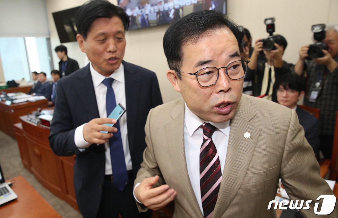 본문 이미지 - 박성중 국민의힘 간사&#40;오른쪽&#41;와 조승래 더불어민주당 간사가 12일 오전 서울 여의도 국회에서 열린 과학기술정보방송통신위원회의 원자력안전위원회, 한국원자력안전기술원, 한국원자력통제기술원, 한국원자력안전재단, 한국수력원자력&#40;주&#41;에 대한 국정감사에서 감사중지 후 회의장을 나서고 있다. 2023.10.12/뉴스1 ⓒ News1 임세영 기자