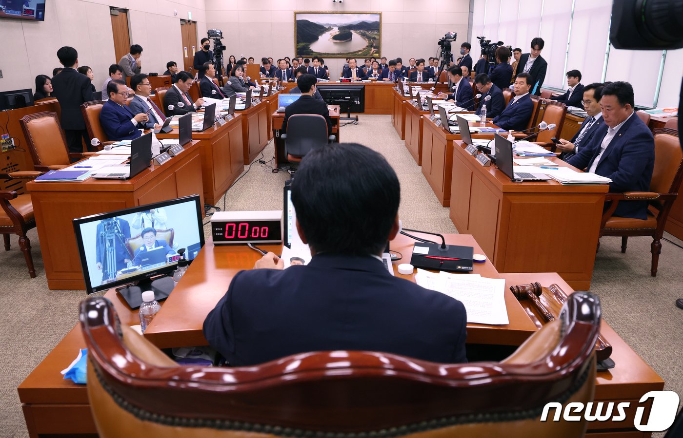 본문 이미지 - 조승환 해양수산부 장관이 12일 서울 여의도 국회에서 열린 농림축산식품해양수산위원회 국정감사에서 의원들의 질의에 답변하고 있다. 2023.10.12/뉴스1 ⓒ News1 송원영 기자