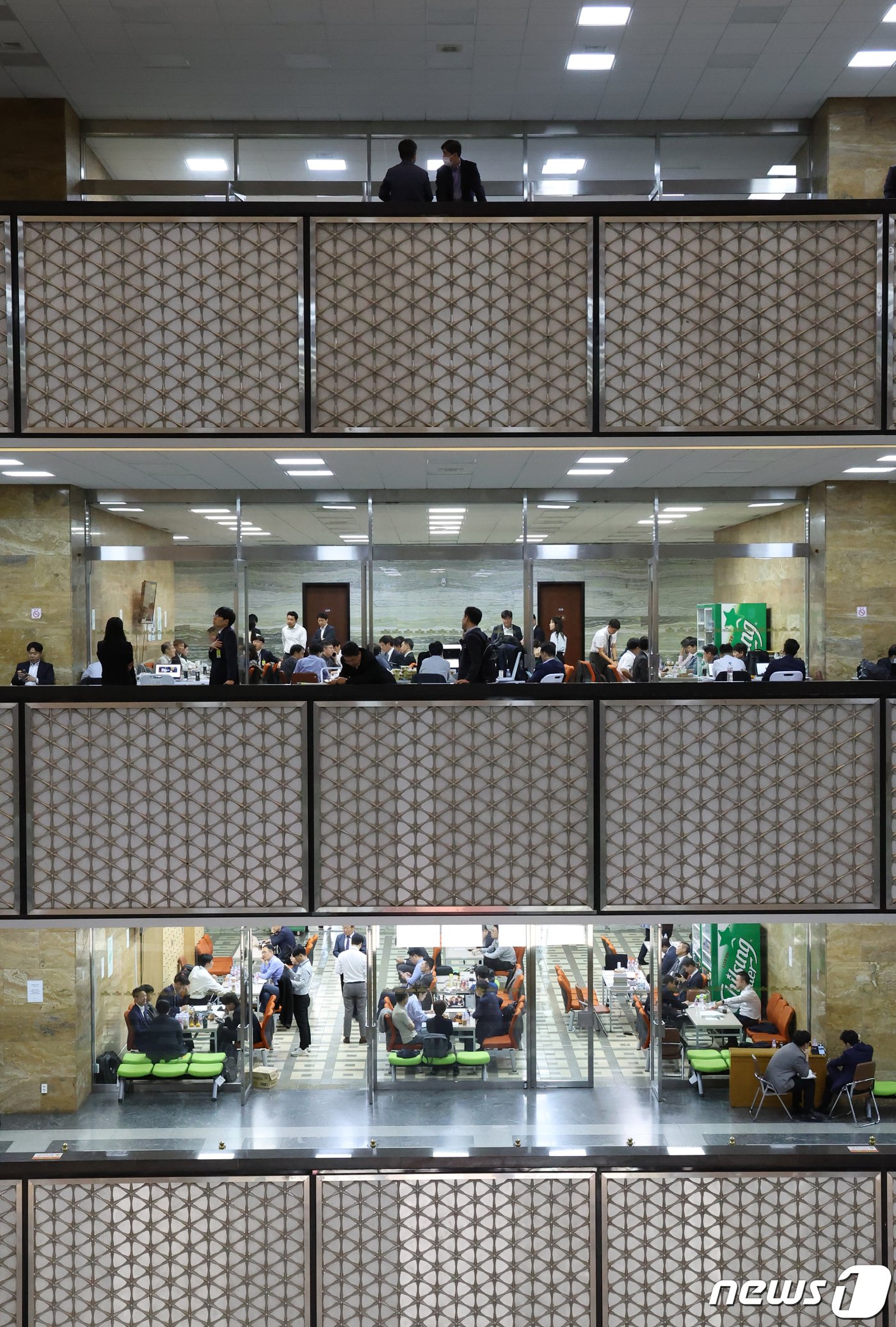 본문 이미지 - 21대 마지막 국정감사 사흘째인 12일 서울 여의도 국회에서 피감기관 직원들이 자료준비로 분주하게 움직이고 있다. 2023.10.12/뉴스1 ⓒ News1 송원영 기자