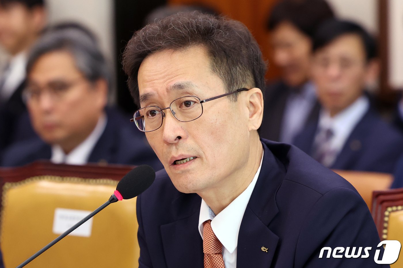 본문 이미지 - 함진규 한국도로공사 사장이 12일 서울 여의도 국회에서 열린 국토교통위원회의 한국도로공사, 한국교통안전공단 등에 대한 국정감사에서 의원 질의에 답하고 있다. 2023.10.12/뉴스1 ⓒ News1 황기선 기자