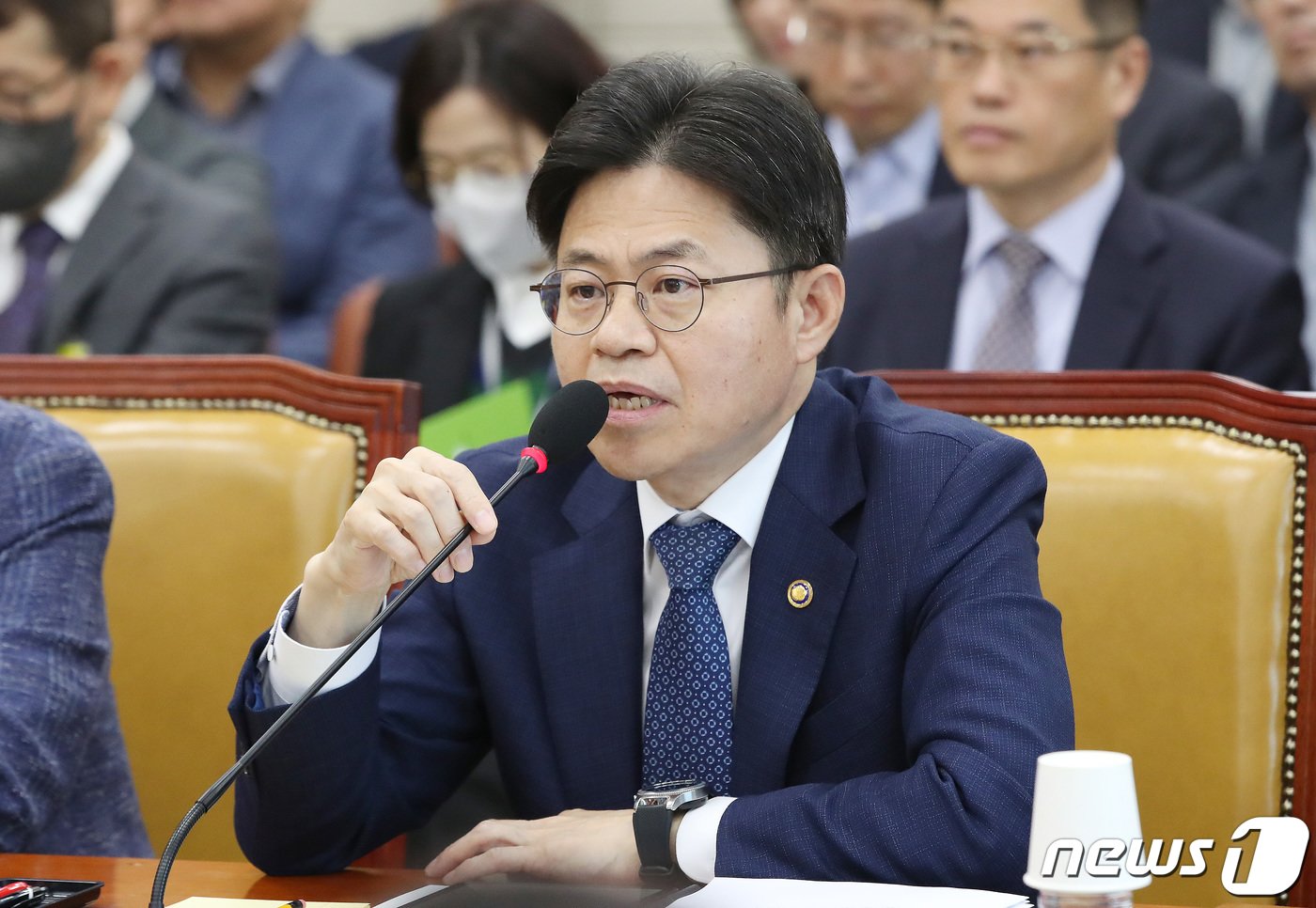 본문 이미지 - 유국희 원자력안전위원장이 12일 오전 서울 여의도 국회에서 열린 과학기술정보방송통신위원회의 원자력안전위원회, 한국원자력안전기술원, 한국원자력통제기술원, 한국원자력안전재단, 한국수력원자력&#40;주&#41;에 대한 국정감사에서 의원들의 질의에 답하고 있다. 2023.10.12/뉴스1 ⓒ News1 임세영 기자