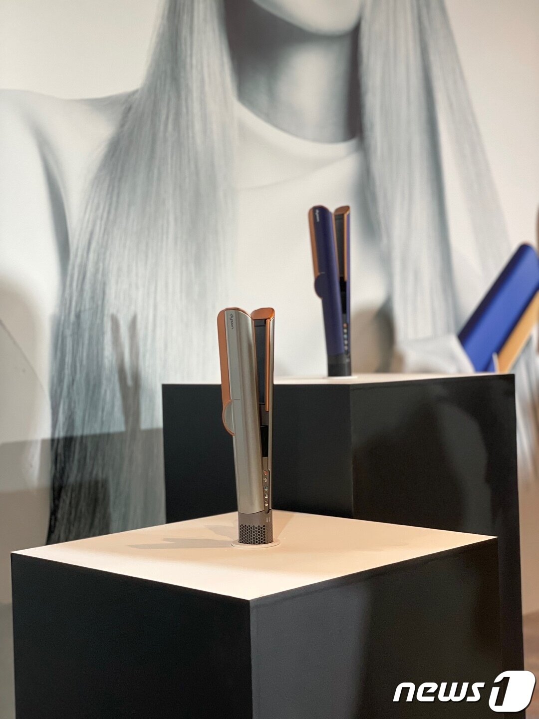 본문 이미지 - 다이슨 에어스트레이트 스트레이트너는  니켈·코퍼와 블루·코퍼 두 가지로 모델로 출시된다. 가격은 59만9000원이다. 2023.10.12/뉴스1 ⓒ News1 강태우 기자