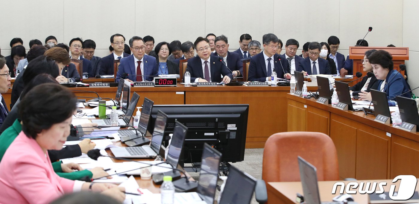 본문 이미지 - 조규홍 보건복지부 장관이 12일 오전 서울 여의도 국회에서 열린 보건복지위원회의 보건복지부, 질병관리청에 대한 국정감사에서 의원들의 질의에 답하고 있다. 2023.10.12/뉴스1 ⓒ News1 임세영 기자