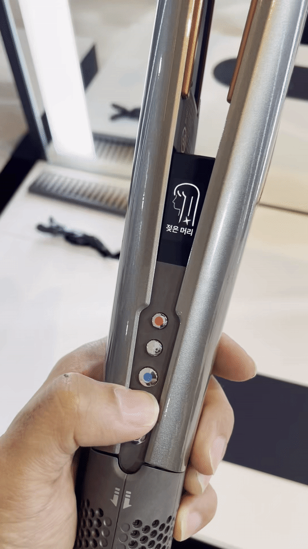 본문 이미지 -   다이슨 에어스트레이트 스트레이트너 신제품의 모습.  신제품은 LCD 화면을 갖추고 있으며 다양한 모드를 지원한다. 2023.10.12/뉴스1 ⓒ News1 강태우 기자