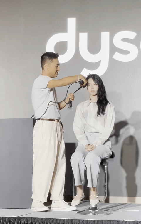 본문 이미지 -  '우선 헤어&메이크업'의 선우 원장이 직접 신제품을 활용해 모델에게 스타일링을 하고 있다. 2023.10.12/뉴스1 ⓒ News1 강태우 기자