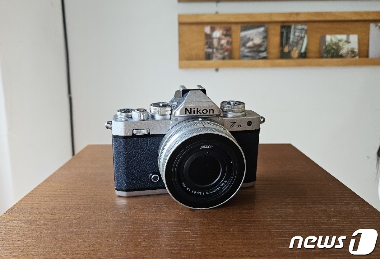 본문 이미지 -  니콘 대표 필름 카메라 'FM2' 디자인을 계승한 최신 미러리스 카메라 'Z f'. 2023.10.12. 오현주 기자