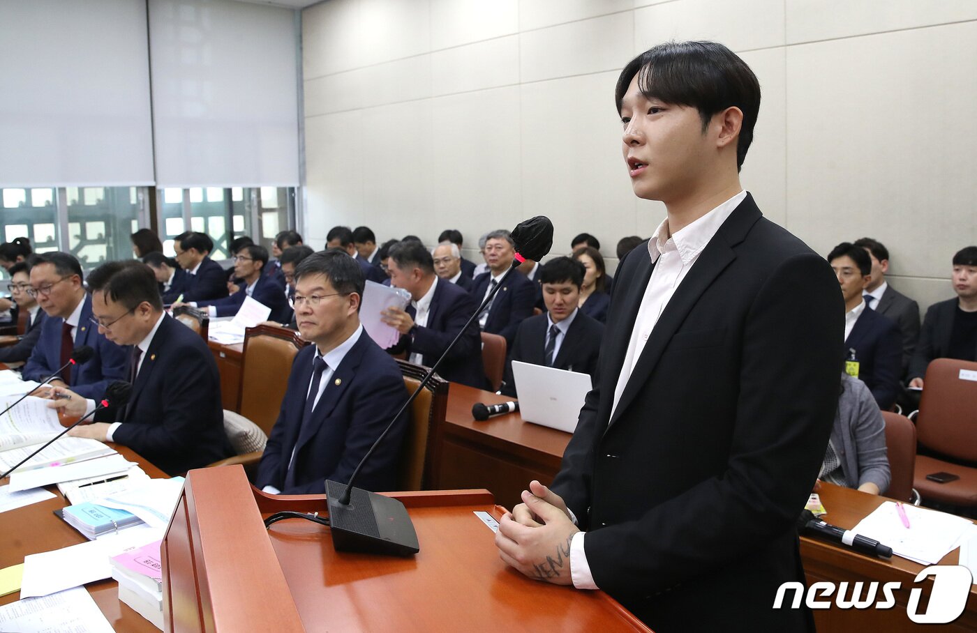 본문 이미지 - 마약 투약 혐의로 재판을 받고 있는 보이그룹 ‘위너’ 출신 남태현이 12일 오후 서울 여의도 국회에서 열린 보건복지위원회의 보건복지부, 질병관리청에 대한 국정감사에 참고인으로 출석해 마약 재활치료 과정 등에 대해 발언하고 있다. 2023.10.12/뉴스1 ⓒ News1 임세영 기자