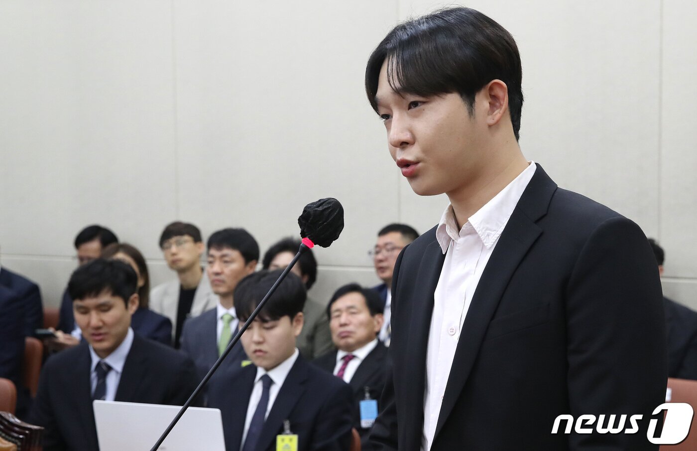 본문 이미지 - 마약 투약 혐의로 재판을 받고 있는 보이그룹 ‘위너’ 출신 남태현이 12일 오후 서울 여의도 국회에서 열린 보건복지위원회의 보건복지부, 질병관리청에 대한 국정감사에 참고인으로 출석해 마약 재활치료 과정 등에 대해 발언하고 있다. 2023.10.12/뉴스1 ⓒ News1 임세영 기자