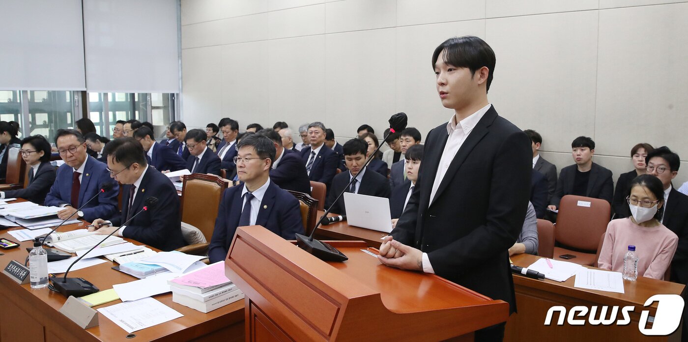 본문 이미지 - 마약 투약 혐의로 재판을 받고 있는 보이그룹 ‘위너’ 출신 남태현이 12일 오후 서울 여의도 국회에서 열린 보건복지위원회의 보건복지부, 질병관리청에 대한 국정감사에 참고인으로 출석해 마약 재활치료 과정 등에 대해 발언하고 있다. 2023.10.12/뉴스1 ⓒ News1 임세영 기자