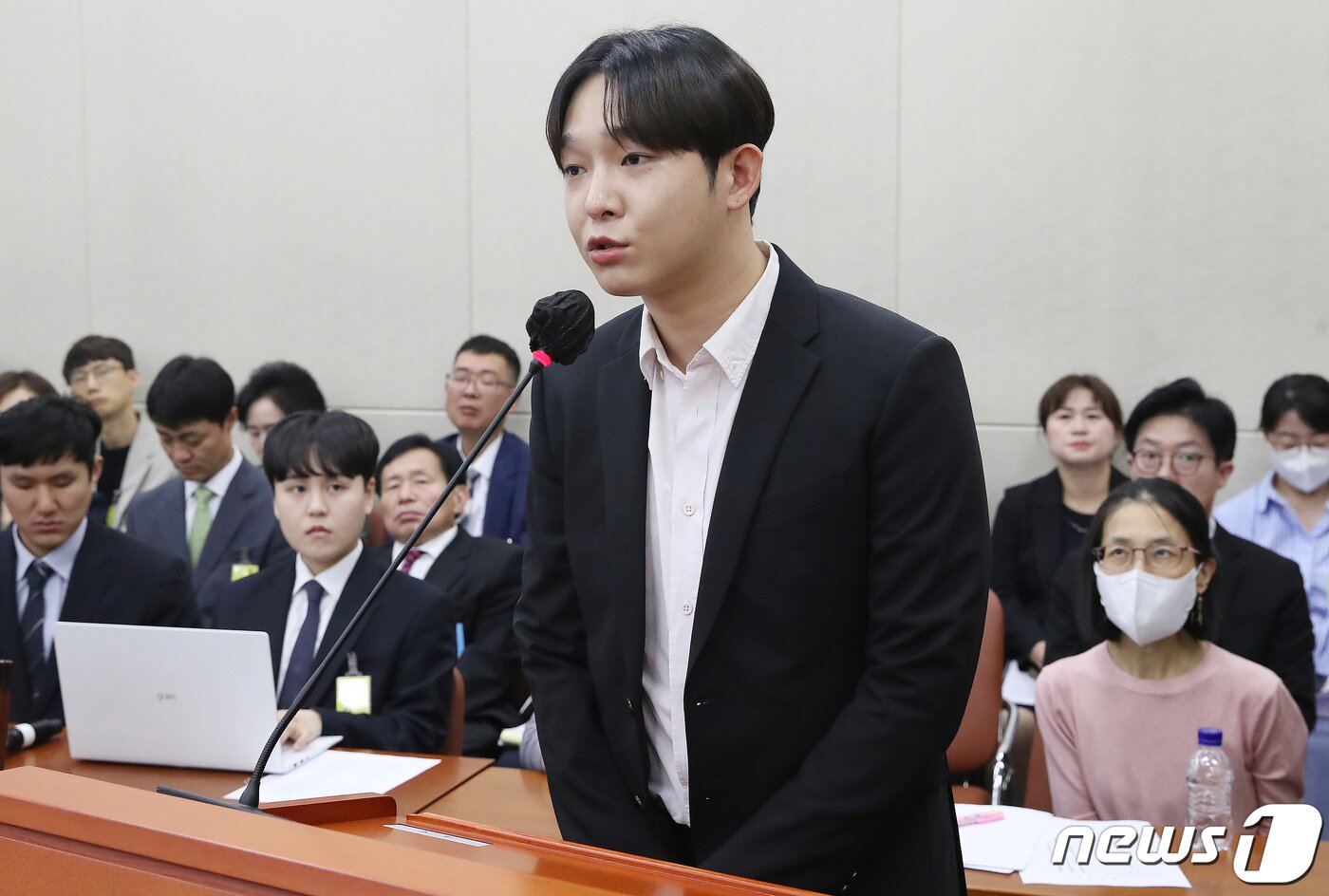 본문 이미지 - 마약 투약 혐의로 재판을 받고 있는 보이그룹 ‘위너’ 출신 남태현이 12일 오후 서울 여의도 국회에서 열린 보건복지위원회의 보건복지부, 질병관리청에 대한 국정감사에 참고인으로 출석해 마약 재활치료 과정 등에 대해 발언하고 있다. 2023.10.12/뉴스1 ⓒ News1 임세영 기자
