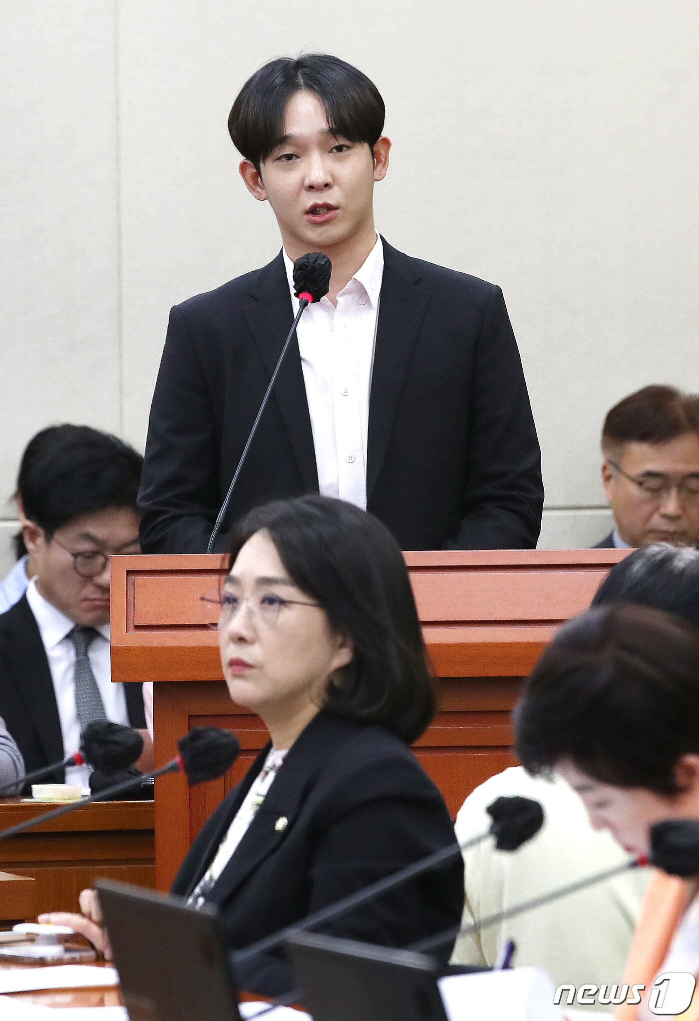 본문 이미지 - 마약 투약 혐의로 재판을 받고 있는 보이그룹 ‘위너’ 출신 남태현이 12일 오후 서울 여의도 국회에서 열린 보건복지위원회의 보건복지부, 질병관리청에 대한 국정감사에 참고인으로 출석해 마약 재활치료 과정 등에 대해 발언하고 있다. 2023.10.12/뉴스1 ⓒ News1 임세영 기자