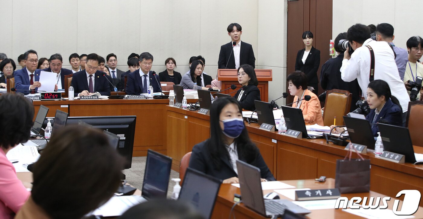 본문 이미지 - 마약 투약 혐의로 재판을 받고 있는 보이그룹 ‘위너’ 출신 남태현이 12일 오후 서울 여의도 국회에서 열린 보건복지위원회의 보건복지부, 질병관리청에 대한 국정감사에 참고인으로 출석해 마약 재활치료 과정 등에 대해 발언하고 있다. 2023.10.12/뉴스1 ⓒ News1 임세영 기자