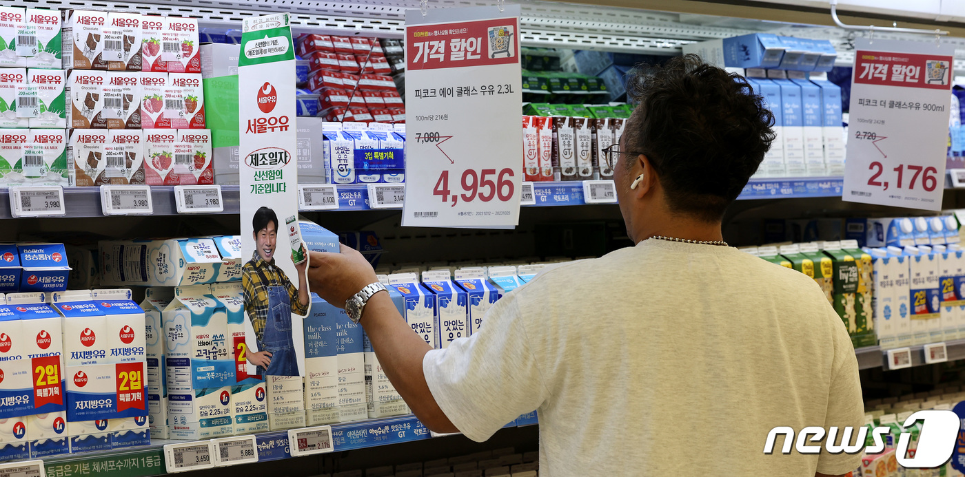 (서울=뉴스1) 박지혜 기자 = 우윳값 인상에 밀크인플레이션이 본격화하면서 소비자 부담이 높아지고 있다.12일 서울의 한 대형마트에서 한 소비자가 자체브랜드(PB) 우유를 구매하고 …