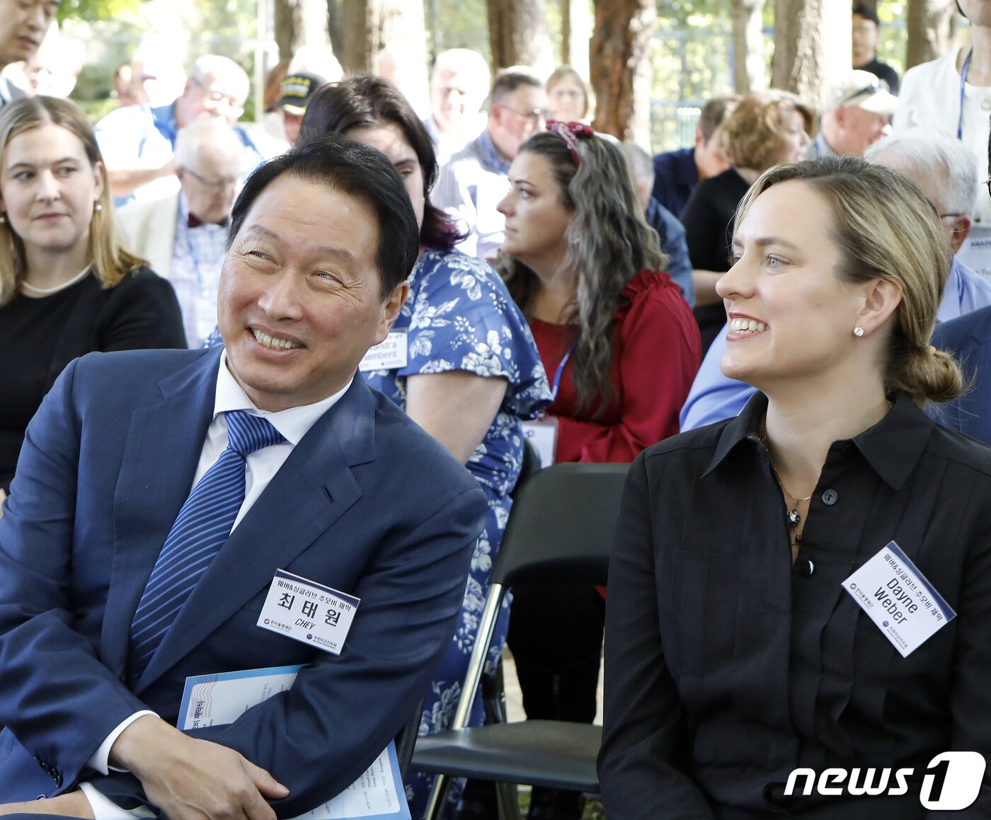 본문 이미지 - 최태원 회장이 웨버 대령의 손녀인 데인 웨버 양과 대화를 나누고 있다.(SK그룹 제공)