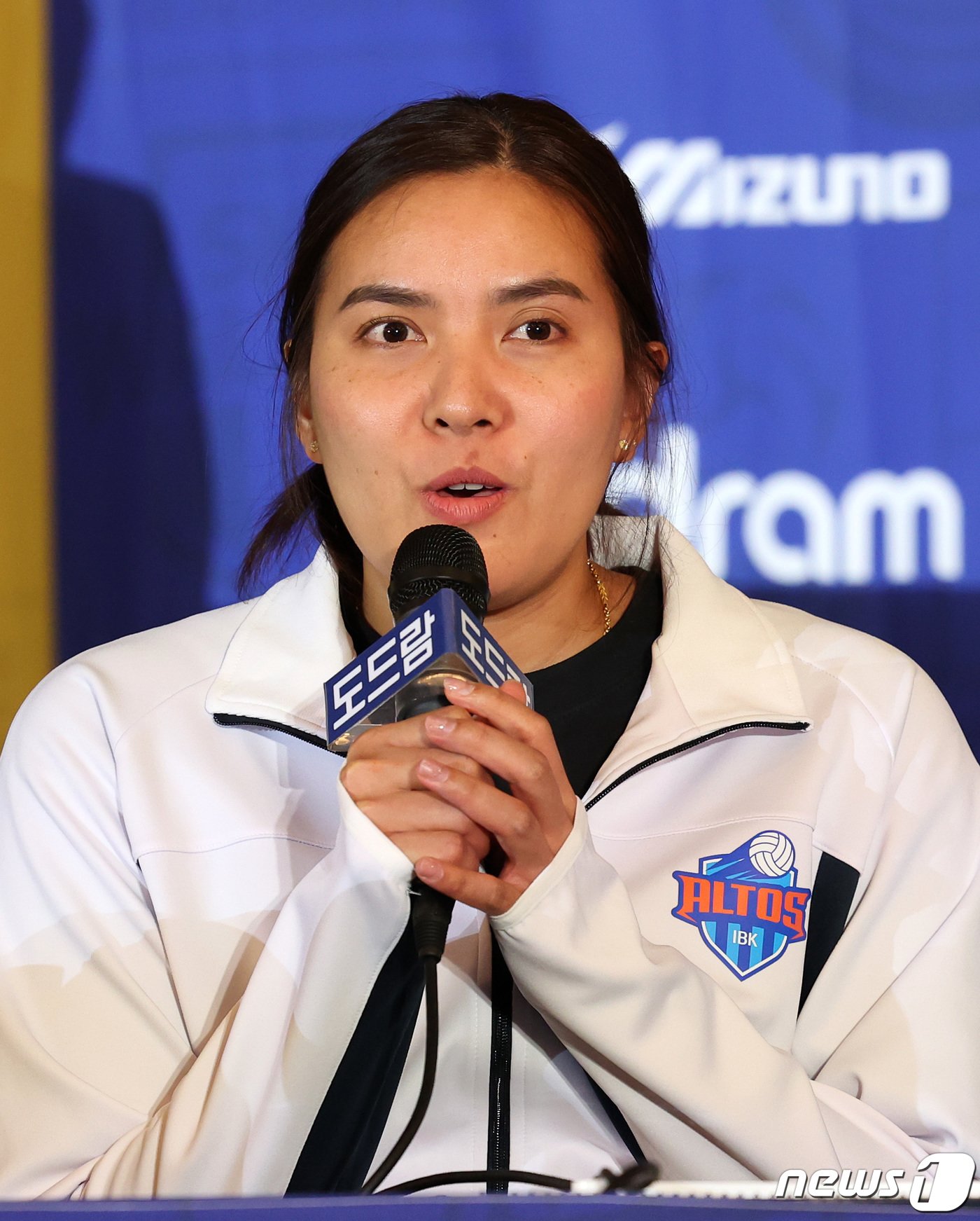 본문 이미지 - IBK기업은행 폰푼이 12일 서울 강남구 청담동 리베라호텔에서 열린 프로배구 도드람 2023-2024 V리그 여자부 미디어데이에서 시즌 각오를 밝히고 있다. 2023.10.12/뉴스1 ⓒ News1 김성진 기자