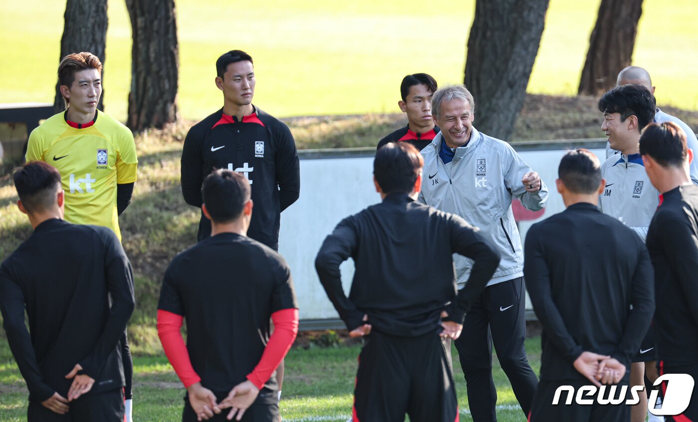 본문 이미지 - 대한민국 축구대표팀 선수들이 12일 오후 경기도 파주 국가대표트레이닝센터(NFC)에서 평가전 대비 훈련을 하고 있다. 클린스만호는 오는 13일 튀니지와 17일 베트남을 상대로 평가전을 치른다. 2023.10.12/뉴스1 ⓒ News1 김도우 기자