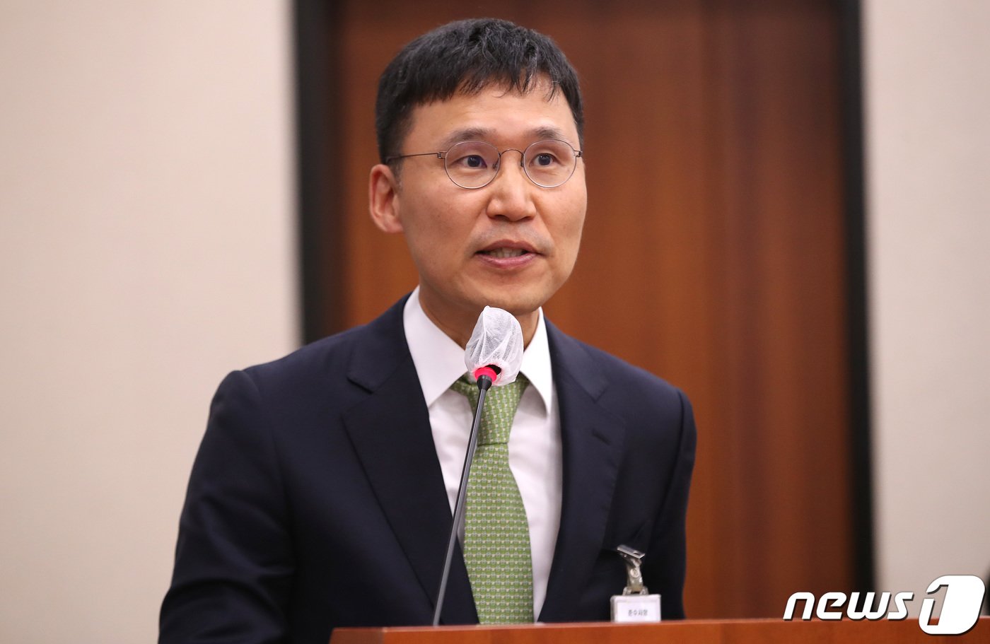 본문 이미지 - 김주관 네이버 비즈니스 CIC대표가 12일 오후 서울 여의도 국회에서 열린 산업통상자원위원회의 중소벤처기업부, 특허청 등에 대한 국정감사에서 의원들의 질의에 답하고 있다. 2023.10.12/뉴스1 ⓒ News1 임세영 기자