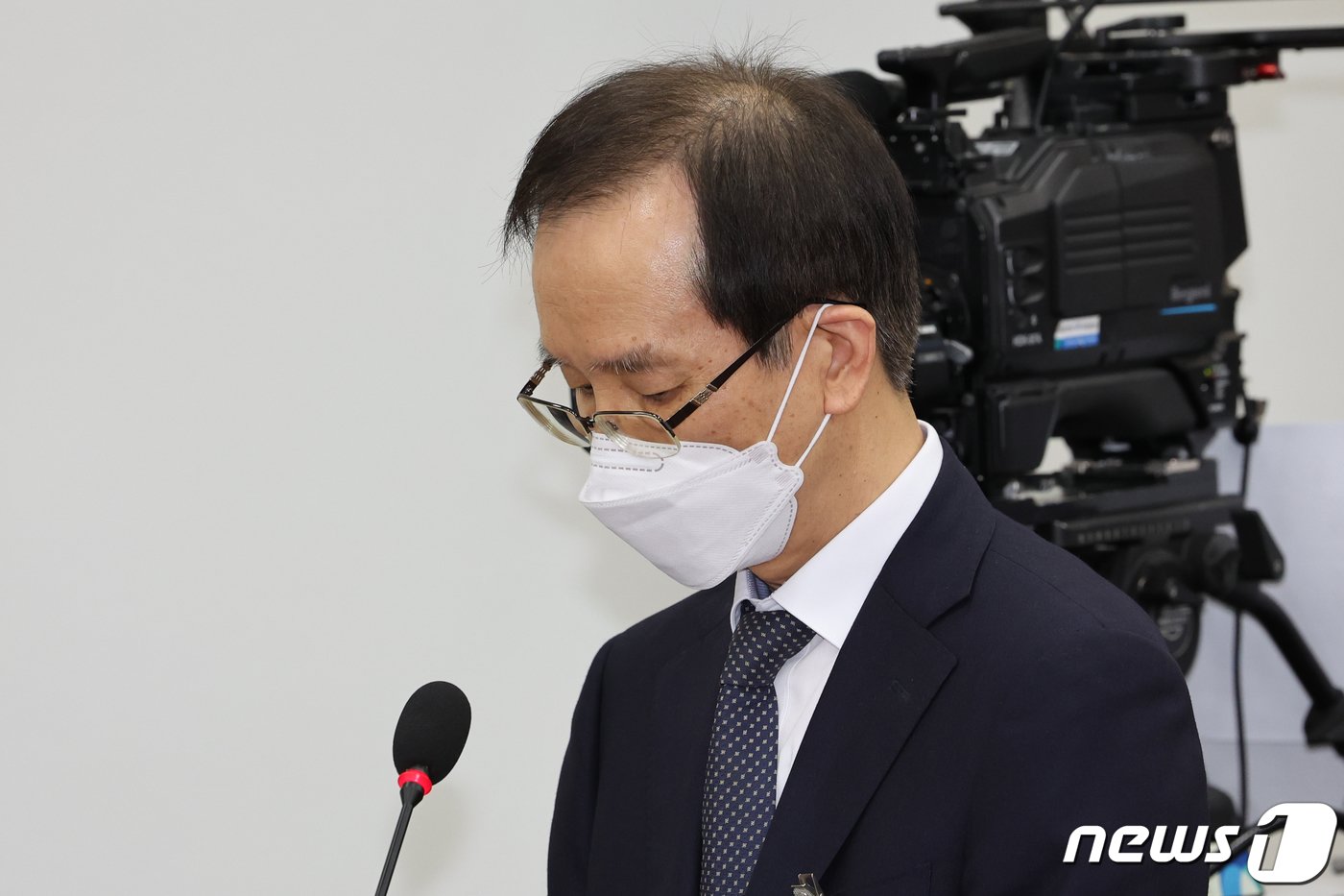 본문 이미지 - 이강섭 샤니 대표이사가 12일 오후 서울 여의도 국회에서 열린 환경노동위원회의 고용노동부에 대한 국정감사에 증인으로 출석, 의원 질의를 경청하고 있다. 2023.10.12/뉴스1 ⓒ News1 황기선 기자