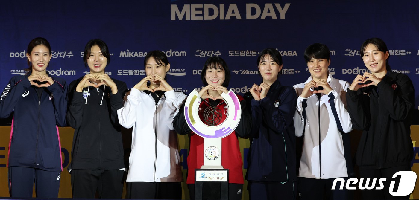 본문 이미지 - 12일 서울 강남구 청담동 리베라호텔에서 열린 프로배구 도드람 2023-2024 V리그 여자부 미디어데이에서 흥국생명 김수지(왼쪽부터), 현대건설 양효진, 한국도로공사 배유나, 정관장 이소영, GS칼텍스 강소휘, IBK기업은행 김희진, 페퍼저축은행 박정아가 기념촬영을 하고 있다. 2023.10.12/뉴스1 ⓒ News1 김성진 기자