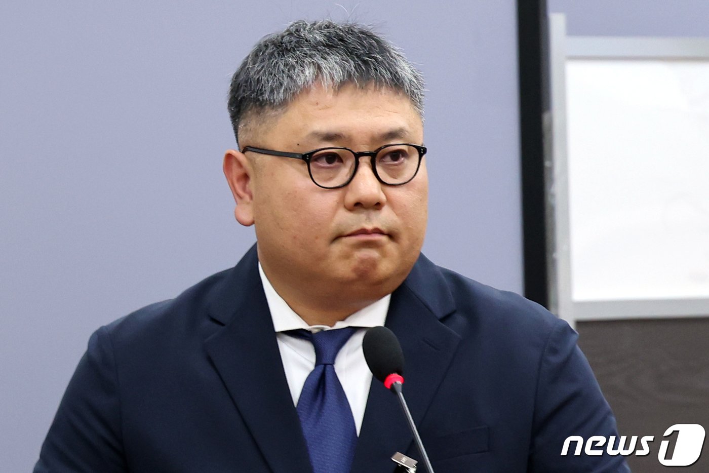 본문 이미지 - 조민수 코스트코코리아 대표이사가 12일 오후 서울 여의도 국회에서 열린 환경노동위원회의 고용노동부에 대한 국정감사에 증인으로 출석, 의원 질의를 경청하고 있다. 2023.10.12/뉴스1 ⓒ News1 황기선 기자