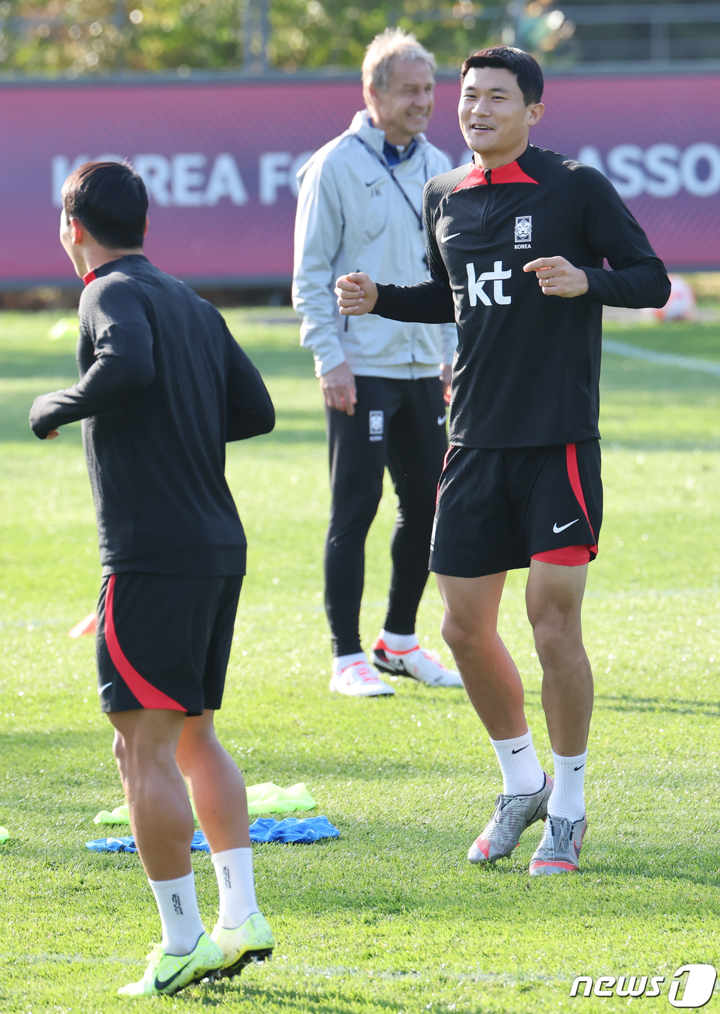 (파주=뉴스1) 김도우 기자 = 대한민국 축구대표팀 김민재가 12일 오후 경기도 파주 국가대표트레이닝센터(NFC)에서 평가전 대비 훈련을 하고 있다.클린스만호는 오는 13일 튀니지 …