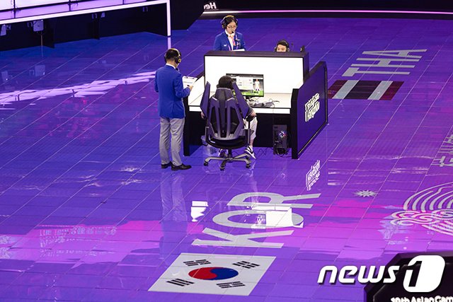 본문 이미지 - 곽준혁이 27일 열린 FC온라인 패자조 결승에서 태국의 파타나삭 바라난과 맞붙는 모습 2023.9.27/공동취재단