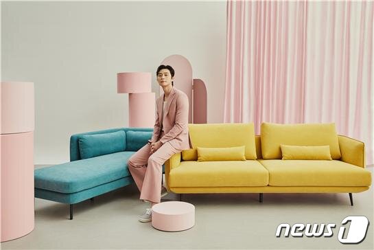 본문 이미지 -  에싸 리도 소파와 롤리 데이베드형 소파와 전속모델 배우 박서준(에싸 제공)