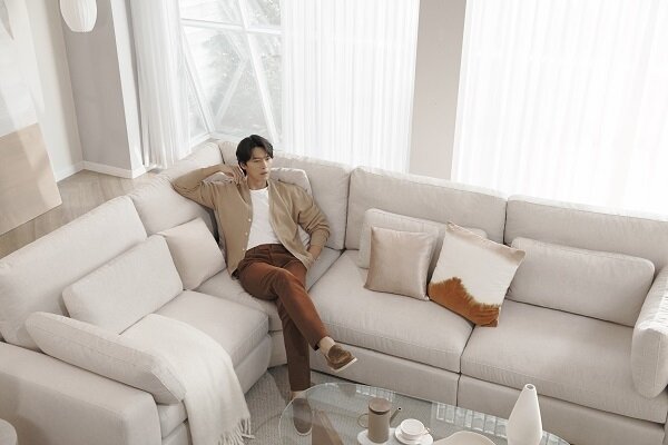 본문 이미지 - 자코모 헴프 코너형 젠위브 패브릭 소파와 전속모델 배우 현빈(자코모 제공)