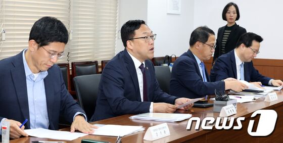 일자리TF 회의 모두 발언하는 김병완 차관 