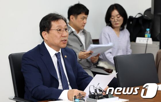 일자리TF 회의 발언하는 이성희 노동부 차관 