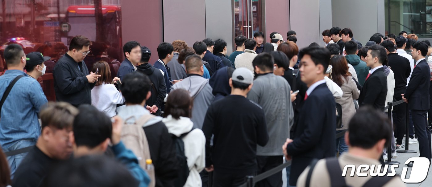 본문 이미지 - 아이폰15 시리즈 국내 정식 출시일인 13일 서울 애플스토어 명동점 앞에서 아이폰 예약구매 고객들이 오픈시간을 기다리고 있다. 2023.10.13/뉴스1 ⓒ News1 박지혜 기자